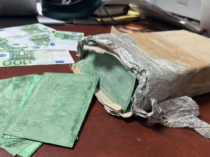 Neuf personnes arrêtées dans un réseau criminel de contrefaçon de devises